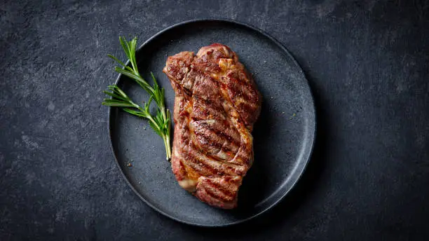 Aprenda a fazer bife com molho de maionese e manjericão. Receita fácil, cremosa e perfeita para um almoço rápido e saboroso.