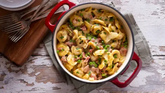 Farfalle com ervilha, bacon, alho e creme tipo fraîche – Calazans