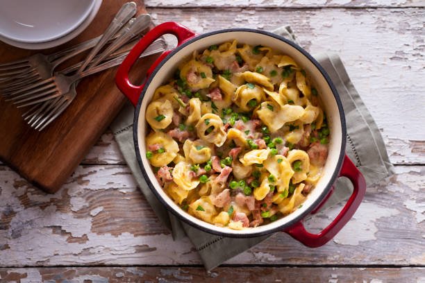 Farfalle com ervilha, bacon, alho e creme tipo fraîche – Calazans