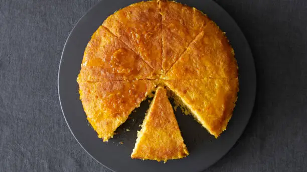 Aprenda como fazer bolo de laranja fofinho e fácil. Receita simples com suco natural, perfeita para o café da tarde.