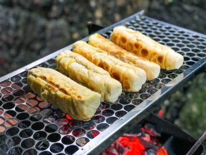 Aprenda como fazer pão de alho para churrasco com pão francês amanhecido. Receita fácil, econômica e pronta em 10 minutos.
