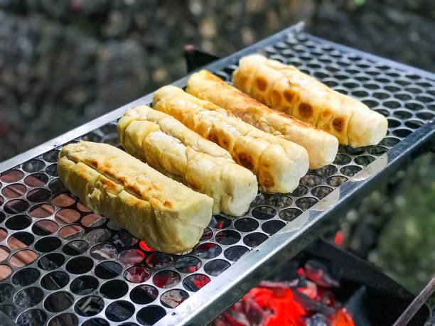 Aprenda como fazer pão de alho para churrasco com pão francês amanhecido. Receita fácil, econômica e pronta em 10 minutos.