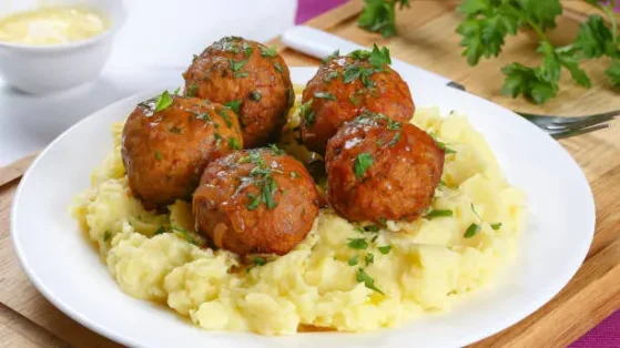 Aprenda como fazer almôndegas caseiras macias e suculentas. Receita simples com molho de tomate e dicas para congelar.