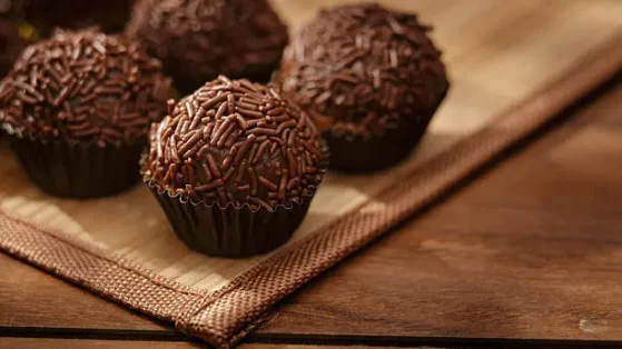 Aprenda como fazer brigadeiro tradicional com leite condensado. Receita fácil, cremosa e perfeita para festas.