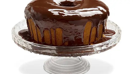 Aprenda como fazer bolo de cenoura com cobertura de chocolate fofinho e fácil. Receita prática com preparo no micro-ondas ou forno.