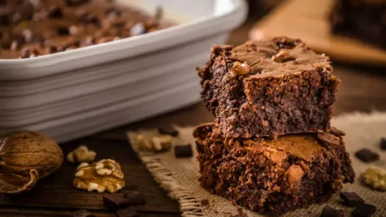 Aprenda como fazer brownie super fácil, com casquinha crocante e interior úmido. Receita prática e deliciosa pronta em 40 minutos.