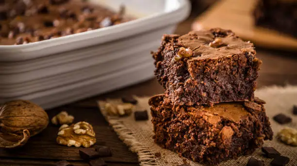 Aprenda como fazer brownie super fácil, com casquinha crocante e interior úmido. Receita prática e deliciosa pronta em 40 minutos.
