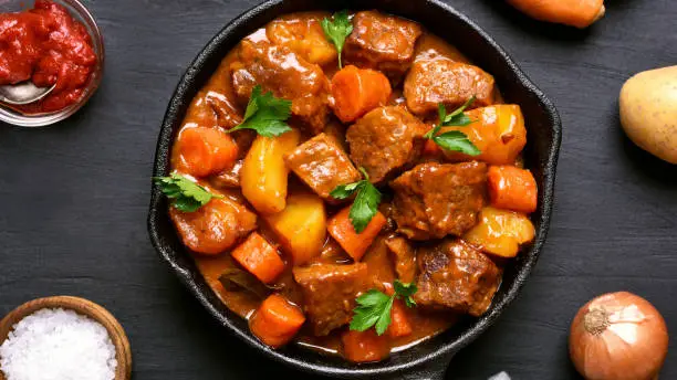 Aprenda como fazer carne de panela com batata na panela de pressão, uma receita fácil, suculenta e perfeita para um almoço em família.