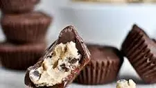 Aprenda como fazer cupcake gelado de Nutella com sorvete e ganache de chocolate. Uma sobremesa fácil, cremosa e perfeita para dias quentes.