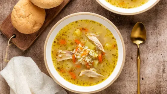 Aprenda como fazer canja de galinha rápida na panela de pressão. Receita simples, nutritiva e pronta em 30 minutos.