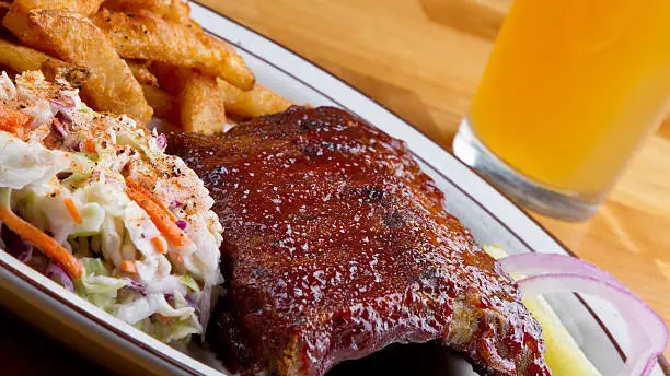 Costelinha Suína com Batatas e Salada Coleslaw