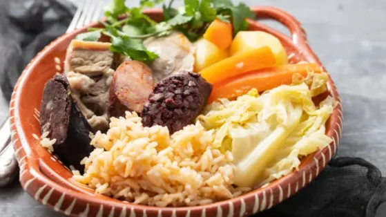 Aprenda como fazer cozido à portuguesa tradicional. Receita completa com carnes, enchidos, legumes e arroz soltinho.