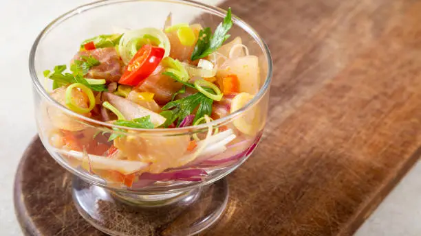 Aprenda como fazer ceviche de tilápia fácil e refrescante. Receita leve, saudável e perfeita como entrada ou prato principal.