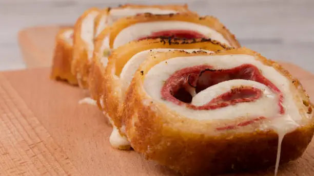 Aprenda como fazer enroladinho de queijo e presunto caseiro. Receita fácil, macia e perfeita para lanches, festas ou café da tarde.