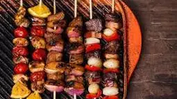 Aprenda como fazer espetinho misto para churrasco com várias carnes e legumes. Receita fácil, saborosa e perfeita para festas e reuniões.