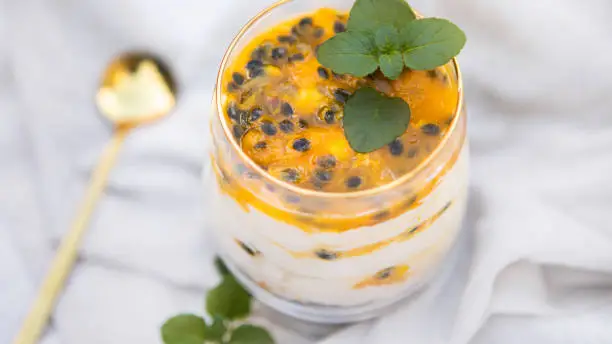 O mousse de maracujá cremoso é uma sobremesa clássica brasileira, perfeita para quem gosta da combinação entre doce e azedinho