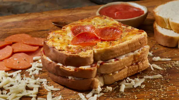 Aprenda como fazer pão com linguiça na airfryer em apenas 15 minutos. Receita fácil, rápida e perfeita para um lanche ou petisco.