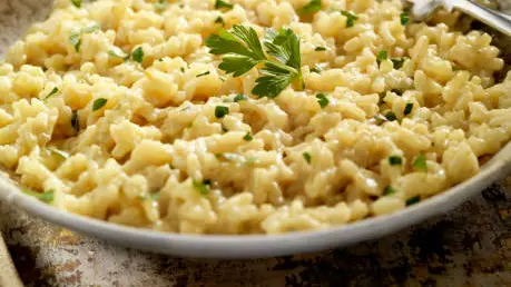 Aprenda como fazer risoto de camarão cremoso com arroz arbóreo e caldo caseiro. Receita fácil, elegante e perfeita para impressionar.