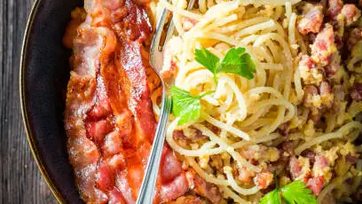 O espaguete à carbonara é um prato clássico da culinária italiana, conhecido pelo seu molho cremoso e sabor marcante.