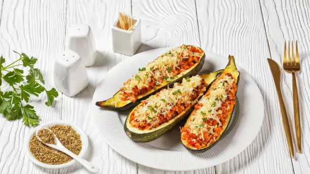 As trouxinhas de abobrinha com requeijão e tomate são uma receita elegante, saudável e muito fácil de preparar. Esse prato combina ingredientes frescos, cremosos e aromáticos, resultando em uma opção perfeita para quem busca uma refeição leve ou um acompanhamento sofisticado.