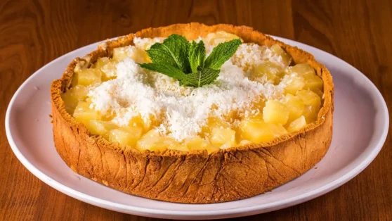 Aprenda como fazer torta de abacaxi invertida com calda caramelizada. Receita fácil, macia e perfeita para sobremesa.