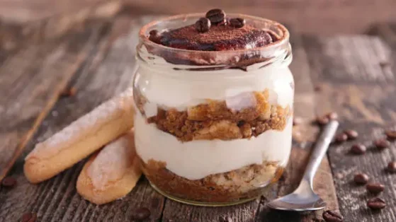 Aprenda como fazer o tiramisù no pote de iogurte, uma sobremesa rápida, cremosa e fácil de preparar com café, biscoito e iogurte grego.