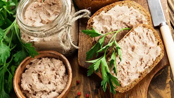 O patê de frango cremoso é uma receita prática, saborosa e muito versátil, perfeita para quem busca um lanche rápido ou um acompanhamento delicioso. Muito popular em reuniões familiares, festas e cafés da tarde, ele combina ingredientes simples que resultam em uma mistura cremosa e cheia de sabor.