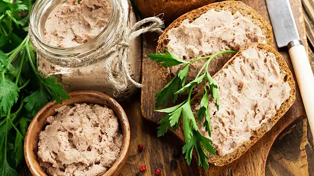 O patê de frango cremoso é uma receita prática, saborosa e muito versátil, perfeita para quem busca um lanche rápido ou um acompanhamento delicioso. Muito popular em reuniões familiares, festas e cafés da tarde, ele combina ingredientes simples que resultam em uma mistura cremosa e cheia de sabor.